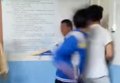 В Китае подростки избили учителя, мешавшего им списывать. Видео