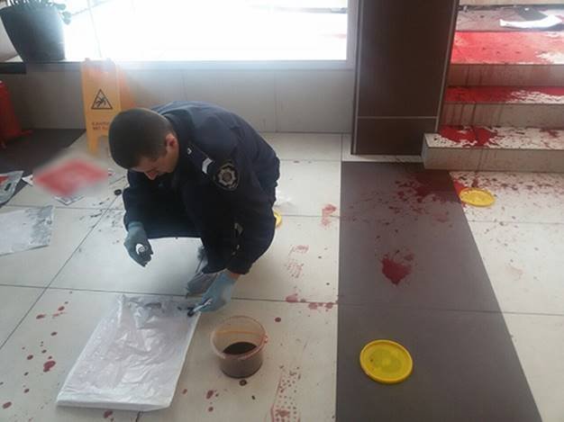 Офис телеканала Украина облили кровью