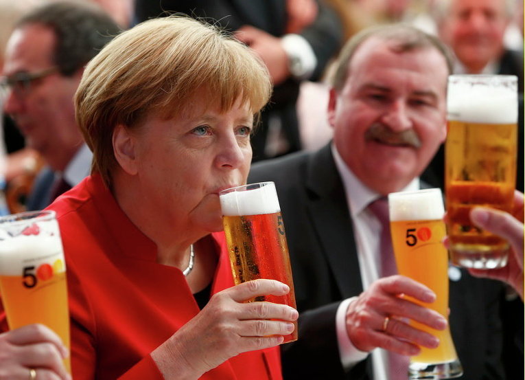Канцлер Германии Ангела Меркель пьет пиво во время празднования 500-летия Закона о чистоте немецкого пиво (Reinheitsgebot) в Ингольштадте, Германия