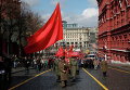 Сторонники Российской Коммунистической партии принимают участие в церемонии возложения цветов к мавзолею Владимира Ленина в честь его дня рождения на Красной площади в Москве