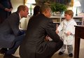 Двухлетний британский принц Джордж встретил Обаму в пижаме и халате