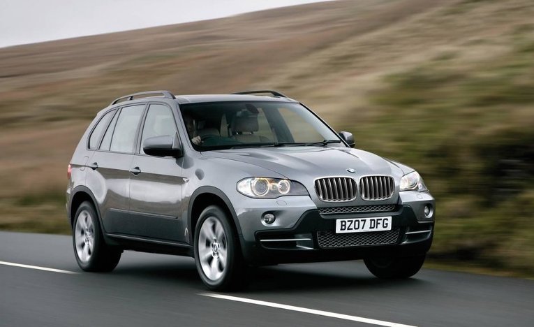 Новый министр финансов Александр Данилюк, похоже, предпочитает водить солидные машины компании BMW. По крайней мере, один такой автомобиль у него в гараже уже точно имеется: согласно декларации, это BMW X5 2008 года.