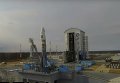 Установка ракеты Союз для первого запуска с космодрома Восточный. Видео