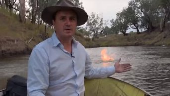 В Австралии депутат поджег реку, чтобы доказать опасность добычи газа. Видео