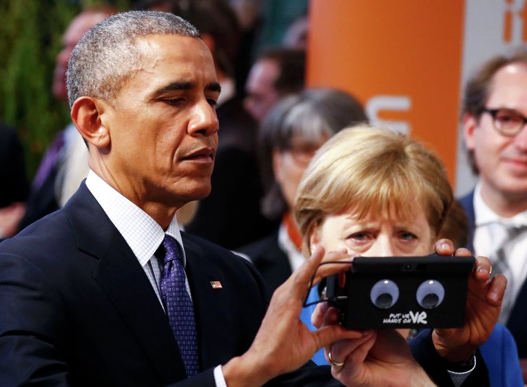 Канцлер Германии Ангела Меркель и президент США Барак Обама изучают устройство виртуальной реальности PMD в Ганновере, Германия.