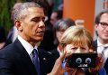 Канцлер Германии Ангела Меркель и президент США Барак Обама изучают устройство виртуальной реальности PMD в Ганновере, Германия.