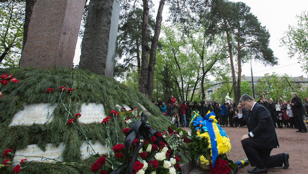 Порошенко возложили цветы к мемориалу Героям Чернобыля