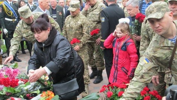 Возложение цветов к памятнику погибшим в Чернобыльской катастрофе в Одессе