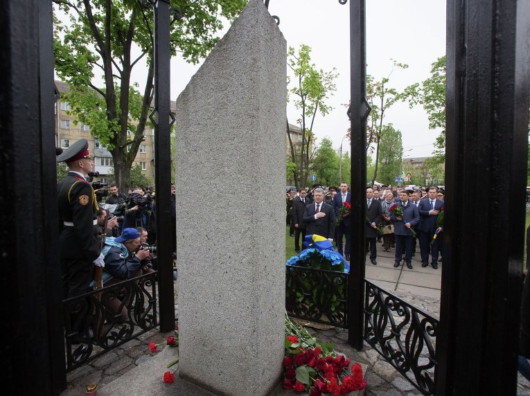 Президент Украины Петр Порошенко возложили цветы к мемориалу Героям Чернобыля