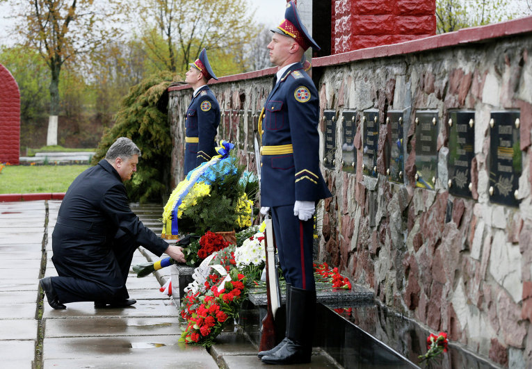 Президент Украины Петр Порошенко возложили цветы к мемориалу Героям Чернобыля