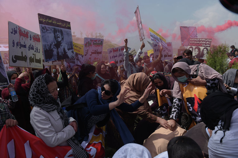 Сторонники Партии солидарности Афганистана во время акции протеста против афганских политиков и в преддверии Дня Победы моджахедов в Кабуле