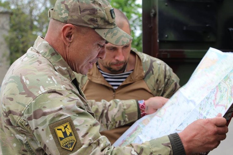 Бойцы полка Азов патрулируют дороги и окрестности вдоль границы, пролегающей между Украиной и Приднестровьем