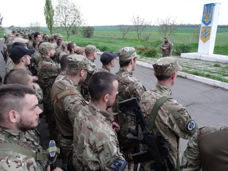 Бойцы полка Азов патрулируют дороги и окрестности вдоль границы, пролегающей между Украиной и Приднестровьем