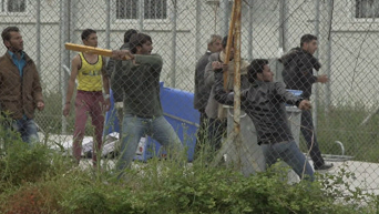 Мигранты на Лесбосе забросали министра бутылками с водой. Видео
