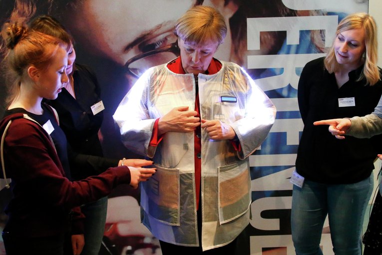 Канцлер Германии Ангела Меркель тестирует смарт-пиджак