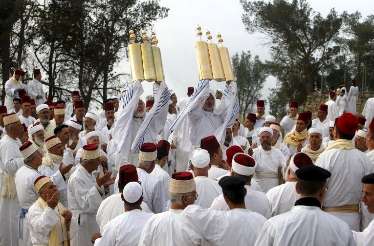 Члены секты самаритянин принимают участие в традиционном паломничестве по случаю праздника Песах на горе Гаризим, в городе Наблус
