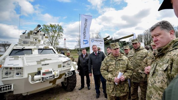 Президент Петр Порошенко во время поездки в военную часть в поселке Дивички. Архтивное фото