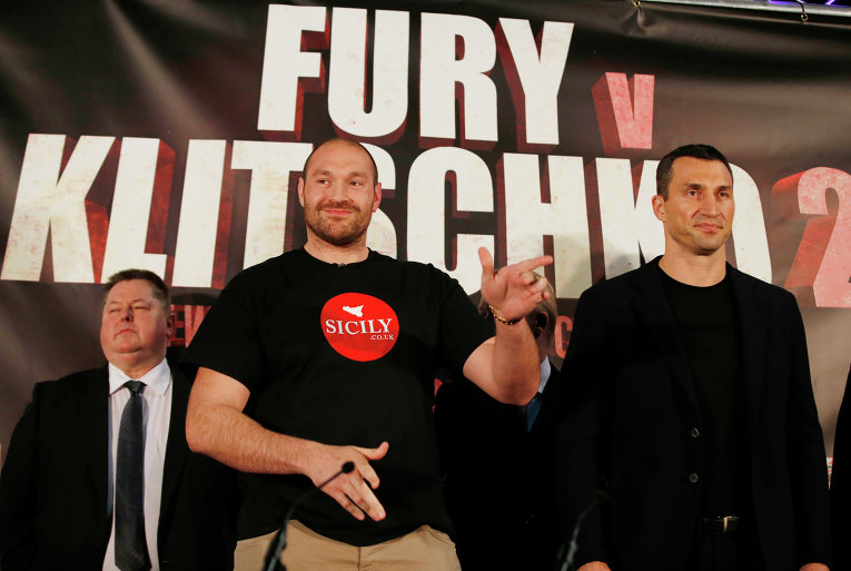 Боксеры британец Тайсон Фьюри и украинец Владимир Кличко во время пресс-конференции