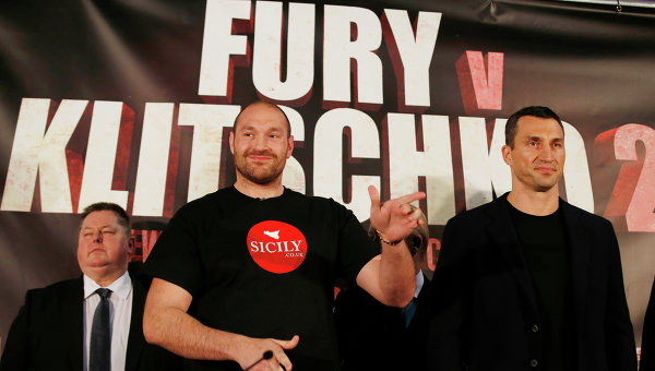 Боксеры британец Тайсон Фьюри и украинец Владимир Кличко во время пресс-конференции