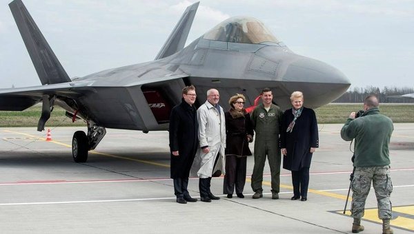 Президент Литвы лично встретила F-22 Raptor ВВС США