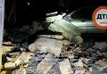 В Киеве на Daewoo Lanos рухнула стена