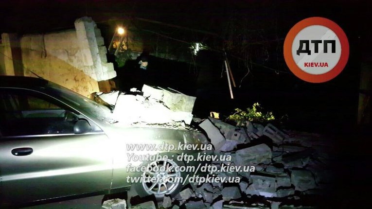В Киеве на Daewoo Lanos рухнула стена