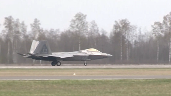 Прибытие истребителей США на авиабазу в Литве. Видео