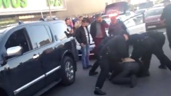 Водитель Infiniti устроил драку с полицейскими в Киеве на Позняках