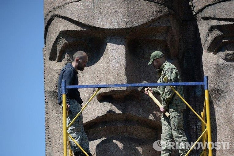 Снос монумента чекистам на Лыбидской площади в Киеве