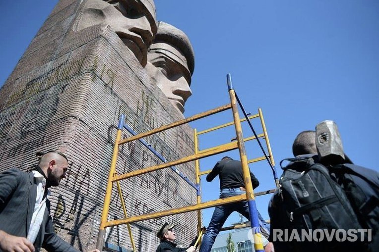 Снос монумента чекистам на Лыбидской площади в Киеве