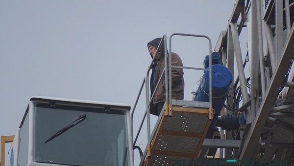 Неизвестный мужчина забрался на башенный кран на минском стадионе Динамо