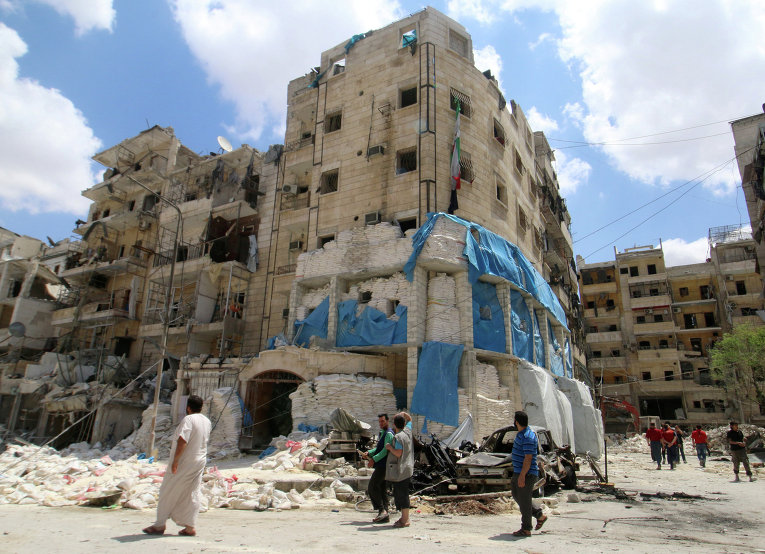 Больница, поврежденная в результате авиаударов по сирийскому городу Алеппо