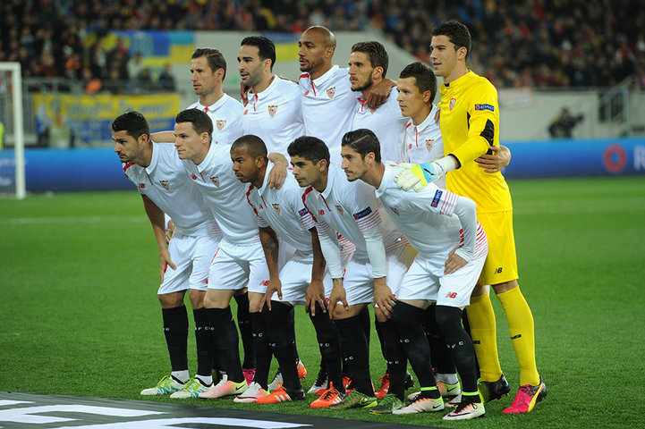 Игроки ФК Севилья перед матчем против Шахетра