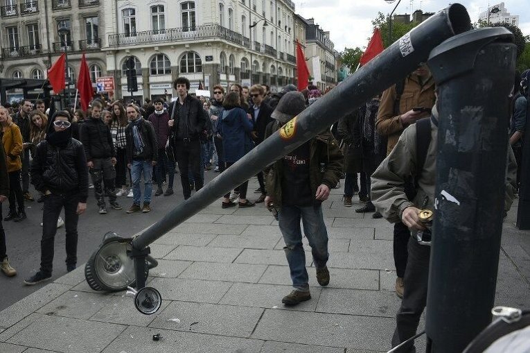 Беспорядки в ходе протестов во Франции против пересмотра трудового законодательства