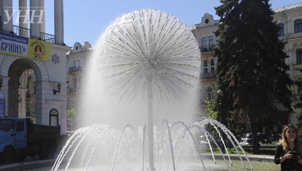 На Майдане Незалежности в Киеве запустили фонтан Водяной шар