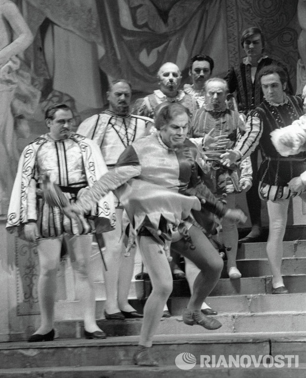Дмитрий Гнатюк (в центре) в опере Р. Леонкавалло Паяцы