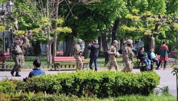 Правопорядок в Одессе охраняют автоматчики и легкая бронетехника