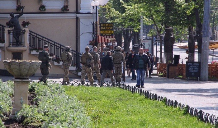 Правопорядок в Одессе охраняют автоматчики и легкая бронетехника