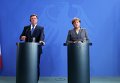 Премьер-министр Латвии Марис Кучинскис и канцлер Германии Ангела Меркель на пресс-конференции в рейхсканцелярии в Берлине, Германия