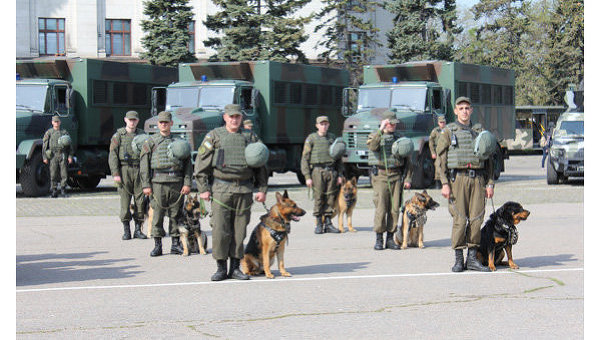 Смотр подразделений Нацгвардии и полиции, которые будут обеспечивать правопорядок в городе Одесса на майские праздники