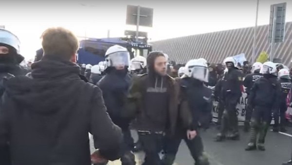 В Штутгарте произошло крупное столкновение демонстрантов с полицией