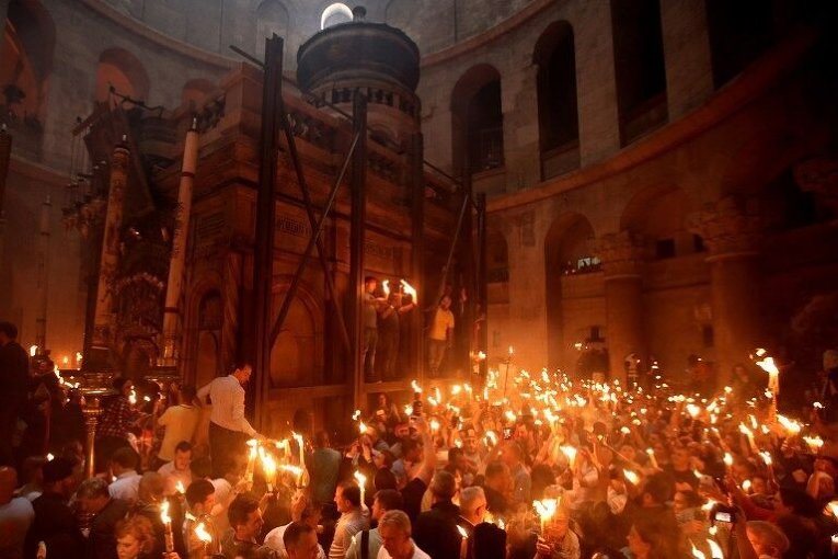 Схождение Благодатного огня в храме Гроба Господня в Иерусалиме