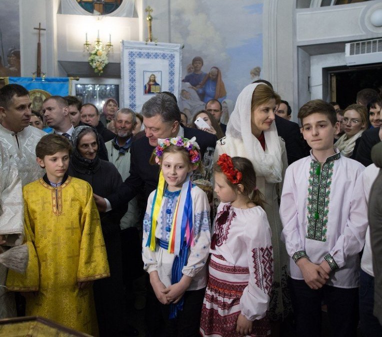 В Пасхальную ночь Президент вместе с супругой молились за Украину
