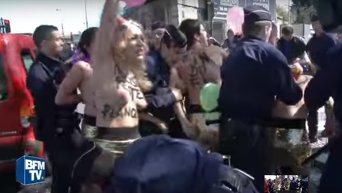 Femen устроили акцию на первомайском праздновании Нацфронта во Франции