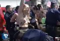 Femen устроили акцию на первомайском праздновании Нацфронта во Франции