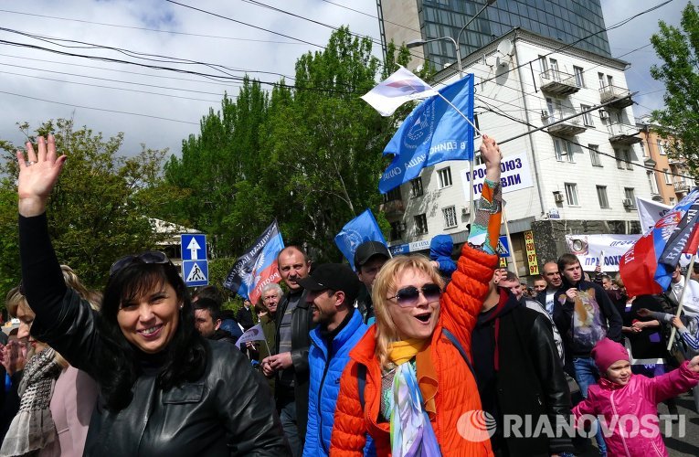 Массовый праздничный митинг в Донецке в честь Дня весны и труда