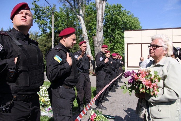 Люди с цветами возле Куликова поля в Одессе и силовики