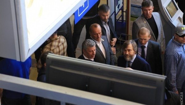 Юрий Бойко и Вадим Новинский в аэропорту Одессы