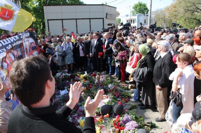 Участники траурного митинга в Одессе начали акцию у Куликова поля