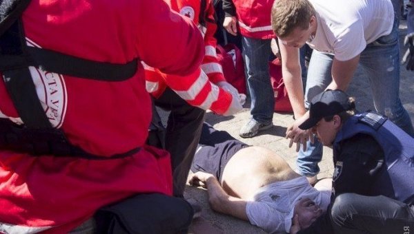 Скорая госпитализировала двух человек, пришедших на Куликово поле в Одессе